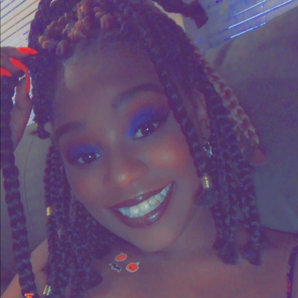 Meet your Posher, Jona🥰 Feel free to message me! - Picture 5 of 8